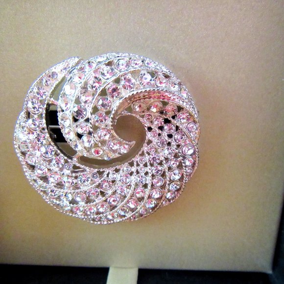 JONES NEW YORK clear crystal rhinestone swirl brooch - new in box - never worn - Picture 4 of 8